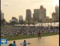 In capitala Malaeziei, sute de oamenii au exersat yoga in aer liber. Nu este doar un simplu exercitiu, ci o unire dintre corp si suflet, spun participantii - VIDEO