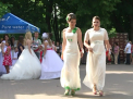 Parada MIRESELOR. Gradina publica Stefan cel Mare s-a umplut aseara de tinere imbracate in rochii de mireasa, atat casatorite, cat si necasatorite - VIDEO