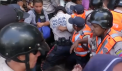 Tabloul crizei fara precedent din Venezuela. Cei care reusesc sa cumpere mancare sunt protejati de politie. Economia scade cu 8% pe an, inflatia este de 482% - VIDEO