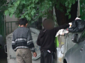 Dorm afara si mananca din tomberoane. Mai multi adolescenti au facut obicei din cersit pe strazile din capitala: "cer si tigari si pungi ca sa miroase lipici" - VIDEO