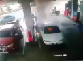 Scene dramatice intr-o benzinarie din Malaezia. O masina in care se afla un copil a luat foc - VIDEO