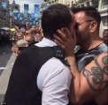 Moment emotionant la Londra. Un politist si-a cerut iubitul in casatorie in timpul paradei gay - VIDEO
