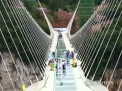 Demonstratie de curaj in China.  Mai multi tineri au testat siguranta unui pod din sticla cu ciocane imense - VIDEO