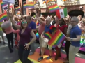 Mai multe capitale ale lumii, in culorile curcubeului. Homosexualii au defilat pe strazile oraselor, in vestimentatii stralucitoare - VIDEO