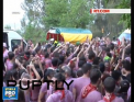 Sute de oameni din Spania au gasit o metoda inedita de a se racori: s-au stropit nu cu apa, ci cu vin. Vezi care a fost motivul - VIDEO