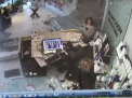 O batrana de 83 de ani a incurcat frana cu acceleratia si a intrat intr-un salon de frumusete - VIDEO