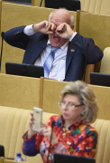 Cu ce se ocupa deputatii rusi cand sunt cuprinsi de lene. Filme deochiate, decolteuri adanci, somnolenta si borcane cu muraturi in Duma de stat - GALERIE FOTO 