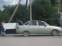Caz mai putin obisnut in Kazahstan. O femeie demonstreaza ce ai putea sa faci, daca frigiderul nu-ti incape in masina - VIDEO