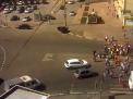 A facut un atac de epilepsie si a intrat cu masina in zeci de pietoni care traversau strada. Imagini care va pot afecta emotional - VIDEO
