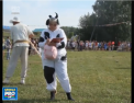 Competitie inedita in Rusia. Zeci de localnici dintr-un sat din regiunea Ural s-au intrecut la aruncat... balegar de vaca - VIDEO 