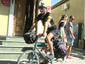 Un tur al Europei pe doua roti. Un om de afaceri din Marea Britanie a pornit in calatorie pe bicicleta pentru a strange fonduri pentru sustinerea copiilor saraci - VIDEO
