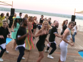 Perfecte a dat aseara ritmul verii. Prietenii perfectelor s-au detasat pentru cateva ore de cotidian si au evadat intr-o destinatie aproape tropicala, cu lac si peisaj unic, unde au ascultat muzica live - VIDEO