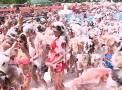 Nebunie totala la cel mai mare aqua park din tara. Cum s-au distrat zeci de oameni la spuma party - VIDEO