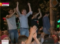 Noapte tensionata la Erevan. Manifestantii furiosi au aruncat cu pietre in fortele de securitate mobilizate in apropierea sectiei de politie - VIDEO