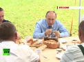 In timpul unei vizite oficiale a presedintelui rus in regiunea Tver, muncitorii l-au invitat pe Vladimir Putin sa ia micul dejun impreuna cu ei. Cu ce a fost servit presedintele - VIDEO