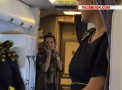 Surpriza neasteptata, dar placuta la bordul unui avion. Dupa ce s-au logodit la mii de metri inaltime, un cuplu a fost felicitat intr-un mod inedit de interpreta din Romania, Ina - VIDEO