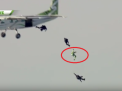 Nebunie, imagini incredibile! El este primul om care sare din avion, de la 7600 de metri altitudine, fara parasuta - VIDEO