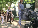 "Sa alaptezi in public nu este o rusine!". Zeci de mame au marsaluit timp de cateva minute, in parcul Dendrariu pentru a-si impartasi experienta - VIDEO