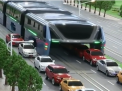 "Autobuzul viitorului" testat de chinezi. Autobuzul merge deasupra masinilor pe sosea si astfel reduce ambuteiajele in trafic, dar si poluarea. Cum a fost primul test - VIDEO