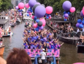 80 de barci colorate pline cu gay au defilat prin Amsterdam: si-au luat costume stralucitoare si s-au distrat in pasi de dans - VIDEO