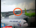 Pe un aeroport din Rusia, un avion cu peste 200 de pasageri la bord a iesit de pe pista si a ajuns intr-un camp - VIDEO 