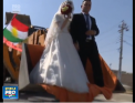 Iubire in excavator? Trasurile si limuzinele par sa nu mai fie in voga atunci cand vine vorba de nunti: Ideea ingenioasa al unui tanar - VIDEO 