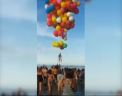 A reusit sa faca ceea ce isi doresc a mii de copii. Un elev din Italia a fost ridicat la inaltime de 200 de baloane cu heliu - VIDEO