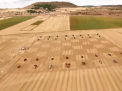 Au jucat sah cu... tractoarele. Mai multi fermieri din Spania au transformat un camp in tabla de sah, iar cele 32 de piese au fost inlocuite cu tractoare - VIDEO