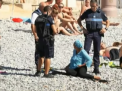Scene incredibile pe o plaja din Nisa. Patru politisti i-au cerut unei femei musulmane sa-si dea jos costumul de baie, numit burkini - VIDEO