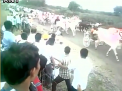 La un pas de la tragedie. Momentul in care un barbat din India a cazut si a fost strivit de cateva carute cu tauri - VIDEO