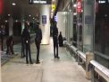 Pasagerii aeroportului din Los Angeles au inceput sa fuga cuprinsi de panica, dupa ce un barbat, deghizat in Zorro a fost prins de politisti pe aeroport - VIDEO