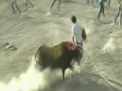 Un barbat din Peru era cat pe ce sa moara, in timpul unei curse cu tauri, dupa ce unul dintre animale s-a repezit catre individ si l-a impuns - VIDEO