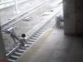 Vroia sa-si puna capat zilelor, dar a fost salvat in ultimul moment. Imagini surprinse de o camera de supraveghere intr-o gara de trenuri - VIDEO