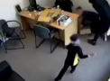 O fetita de sase ani a incercat sa opreasca un hot inarmat cu un topor, dupa ce acesta a venit sa jefuiasca magazinul familiei sale - VIDEO