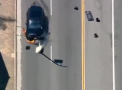 A incercat sa fuga de politie, dar a luat foc. Un sofer din Los Angeles a doborat cu masina un stalp de electricitate, dupa care a continuat sa circule cu pilonul sub vehicul - VIDEO