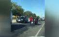 Asa ceva sigur n-ai patit in trafic! O coloana intreaga de masini, stropita cu agheasma de trei preoti, langa Balti. Automobilele incetinesc intentionat ca sa treaca pe sub dusul cu apa sfintita - VIDEO