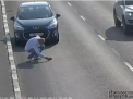O pisica din Kaliningrad si-a folosit toate cele noua vieti, dupa ce a cazut dintr-o masina pe carosabil - VIDEO