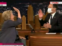 Hillary Clinton si boala de care sufera, motiv de gluma in cadrul unei emisiuni nocturne din SUA: cel care l-a ciufulit pe Donald Trump a decis sa rada si de rivala acestuia - VIDEO