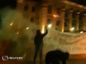 Protest cu focuri de artificii la ambasada Rusiei de la Kiev. Ce i-a nemultumt pe manifestanti - VIDEO