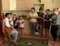 In vizita la Tataraseni. Familia vaduvei care creste singura 6 copii are acum o altfel de viata - o casa confortabila si o gospodarie in toata legea - VIDEO