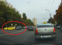 Momentul in care un Mercedes intra intr-un Hyundai care incerca sa iasa dintr-o parcare, pe o strada din capitala - VIDEO