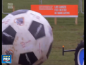 Un meci de fotbal neobisnuit. Fermierii din Irlanda nu si-au putut lasa acasa tractoarele si-au intrat pe teren cu ele - VIDEO