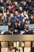 Isterie in Rusia. Sute de oameni si-au facut loc cu coatele pentru noul iPhone - GALERIE FOTO 