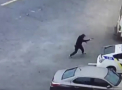 Momentul in care un sofer ucrainean blocheaza cu microbuzul un alt sofer care, fiind tras pe dreapta ca a trecut la rosu, impusca doi politisti. Cum i-a multumit soferului ministerul Apararii ucrainean - VIDEO
