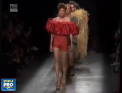 Designerul Vivienne Westwood si-a prezentat aseara cele mai noi creatii la saptamana modei de la Paris: Vezi colectia surprinzatoare - VIDEO 