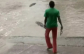 A speriat un crocodil cu un...papuc. Momentul in care o femeie din Australia, reuseste sa scape de reptila, intr-un mod mai neobisnuit - VIDEO