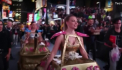 Cu antitancuri la New York. Un barbat din Rusia, impreuna cu mai multe tinere, deghizate in tancuri, au facut show in metropola americana - VIDEO