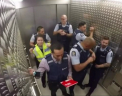 Politia altfel! Cum a fost surprins un grup de politisti din Noua Zeelanda intr-un ascensor. Filmuletul a devenit viral - VIDEO