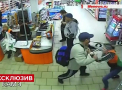 A stricat o sticla cu alcool, iar pentru asta s-a ales cu un pumn in fata. Asta a patit o femeie, care a mers la cumparaturi intr-un magazin din Soci - VIDEO