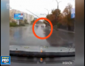 "Need for Speed" pe timp de ploaie. Momentul in care un Mercedes derapeaza de pe sosea, se izbeste de un copac si se roteste - VIDEO